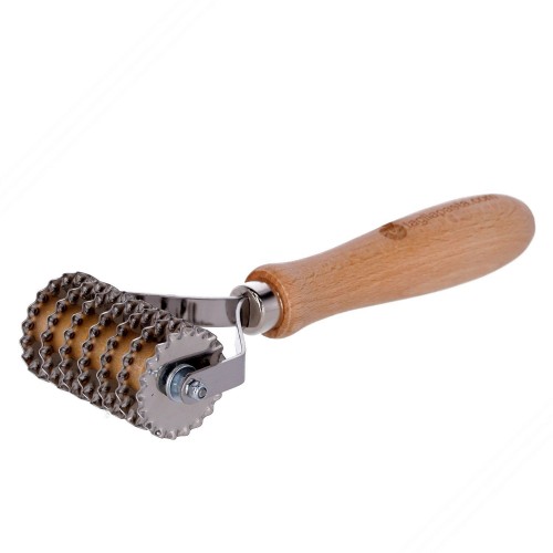 Pasta cutting tool with 7 steel toothed blades for making tagliatelle