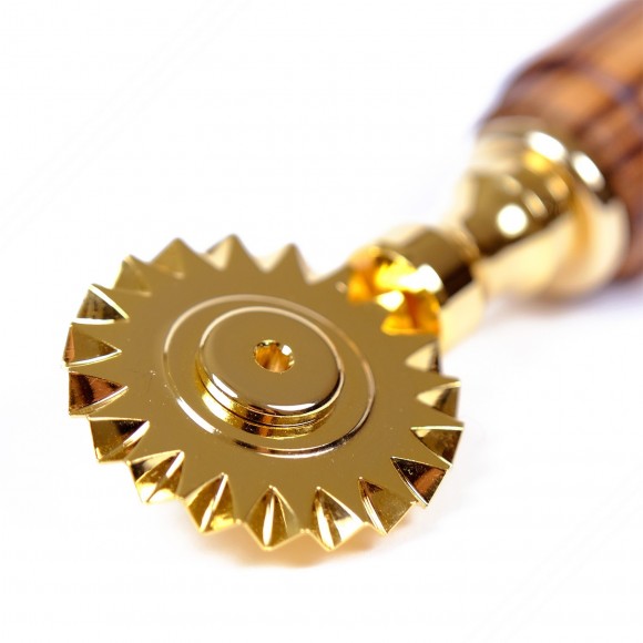 Pasta cutter wheel in brass with single toothed blade, amaranth handle