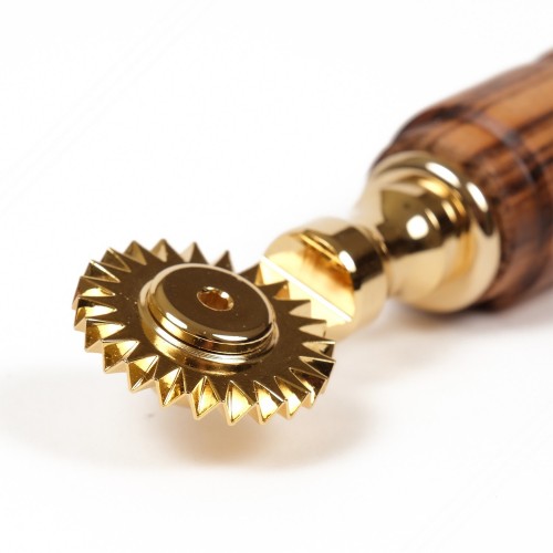 Pasta cutter wheel in brass with single toothed blade, amaranth handle